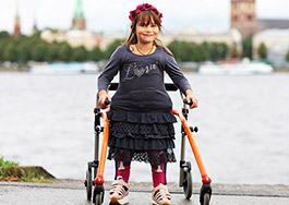 Мечта восьмилетней Катрины – научиться самостоятельно ходить. Чтобы это осуществилось, ей необходимы ортезы.На помощь семье Катрины пришел Baltikums Foundation.