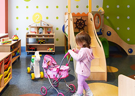 Мы гордимся еще одним хорошо сделанным делом! В помещениях поликлиники детской больницы появилась новая игровая комната. 
