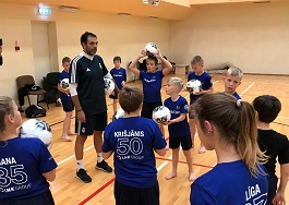 Международный спортивный лагерь в Риге собрал более 100 детей со всей Латвии, в том числе и воспитанников детских домов, и детей с особыми потребностями. 